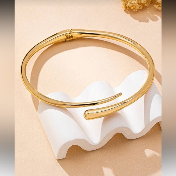 Elegant Gold Choker Necklace - Picture 3 of 5